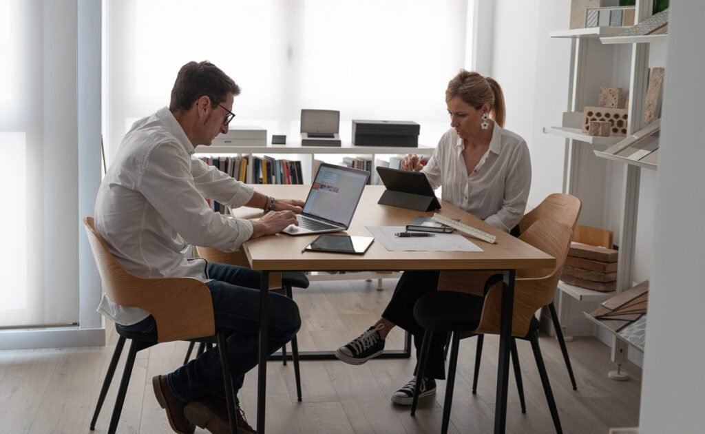 Carlos y Macarena Rodríguez, arquitectos de MCR Arquitectos en Almería, trabajando en su estudio.