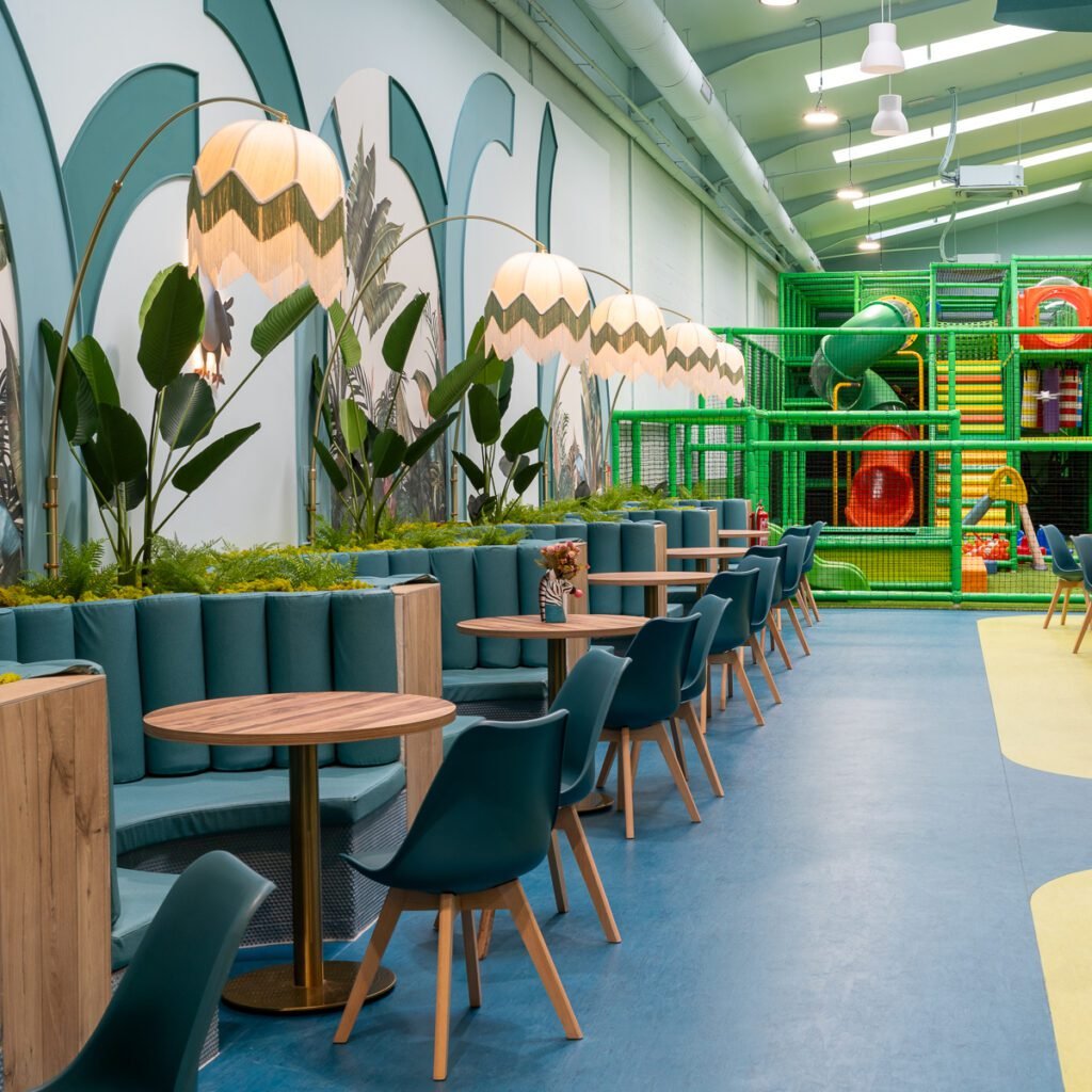 Interior moderno y colorido de un restaurante en Almería diseñado por MCR Arquitectos.
